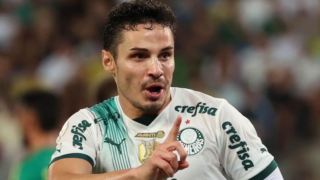 Raphael Veiga cobra critério de arbitragem após tomar amarelo por comemoração