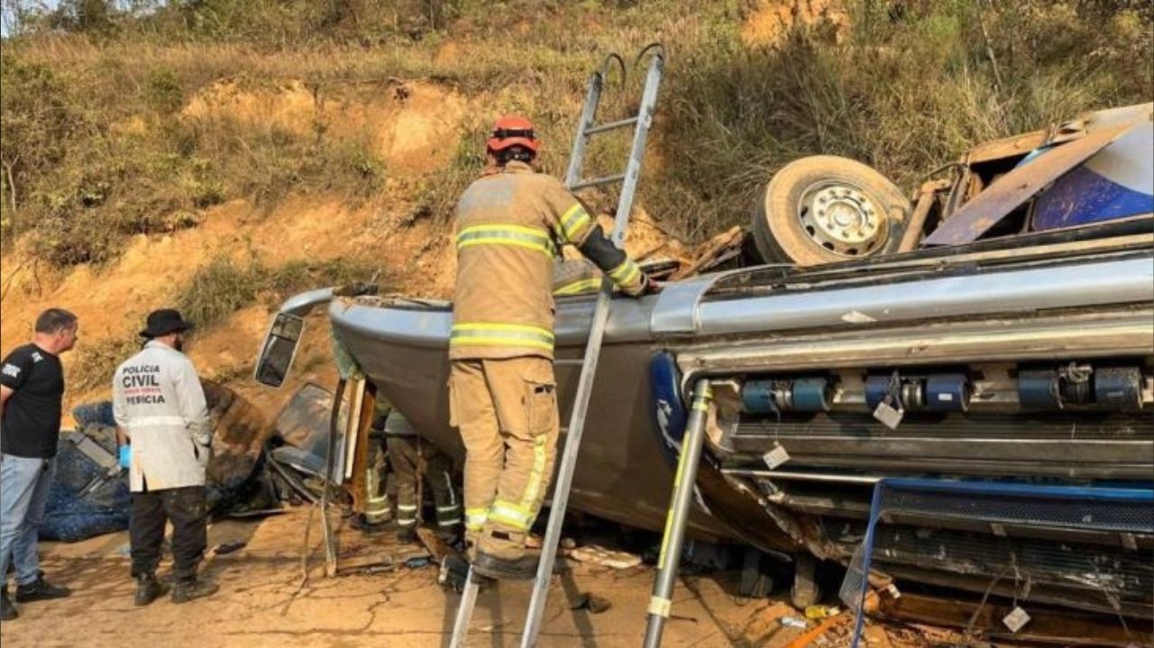 Acidente de ônibus com torcedores do Corinthians em Minas Gerais deixa sete mortos