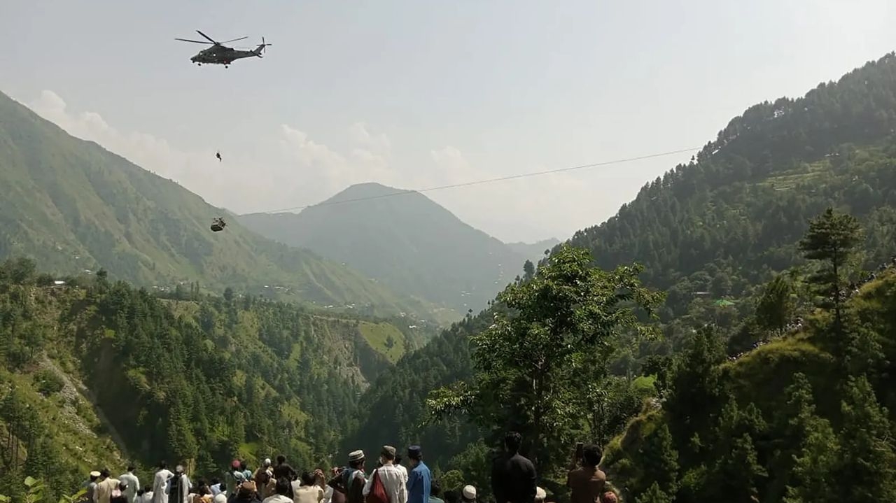 Crianças e professores ficam presos em teleférico sobre precipício no Paquistão