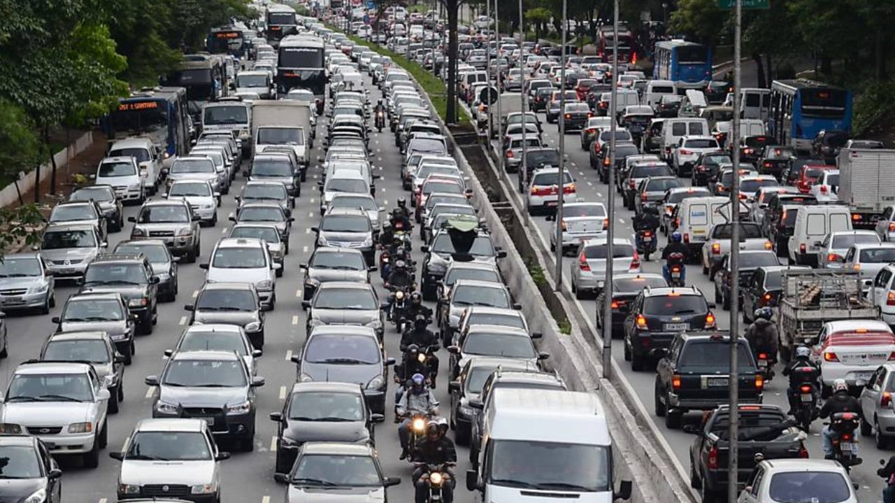 Nova era no trânsito de São Paulo: prefeitura instala primeiros semáforos inteligentes