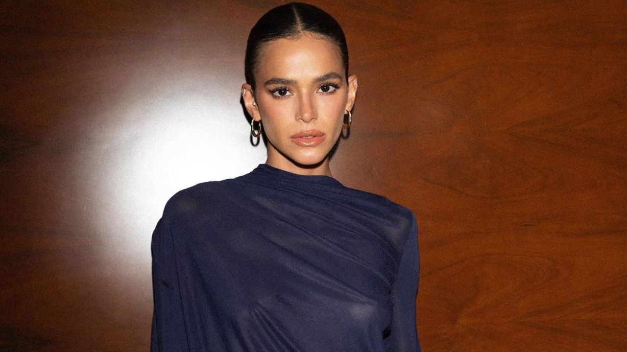 Bruna Marquezine aposta em looks na cor azul para promover novo filme