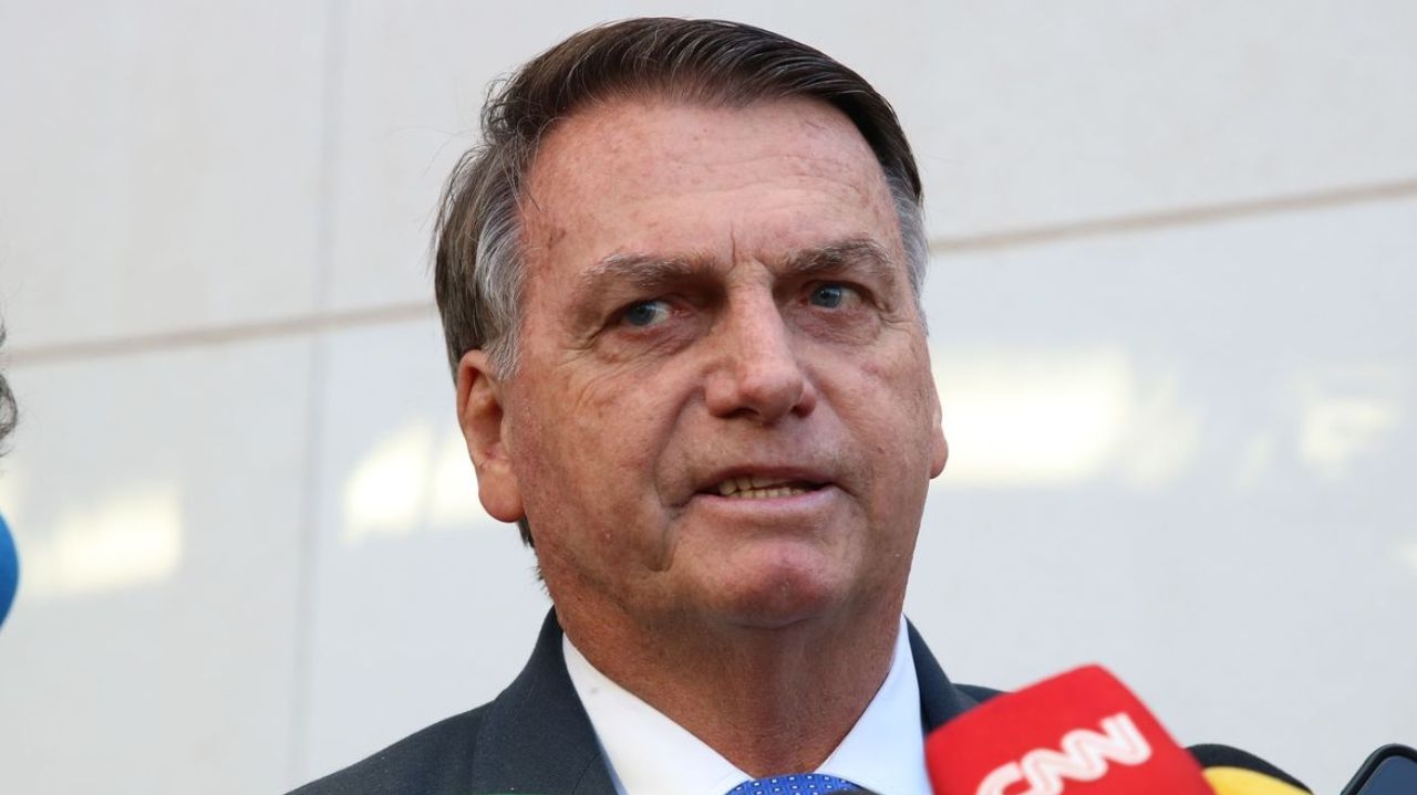 Jair Bolsonaro é internado para exames de rotina