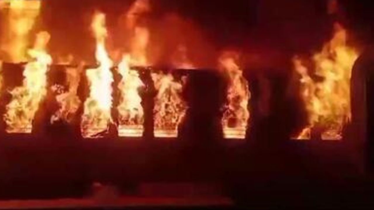 Incêndio dentro de vagão deixa nove vítimas na Índia