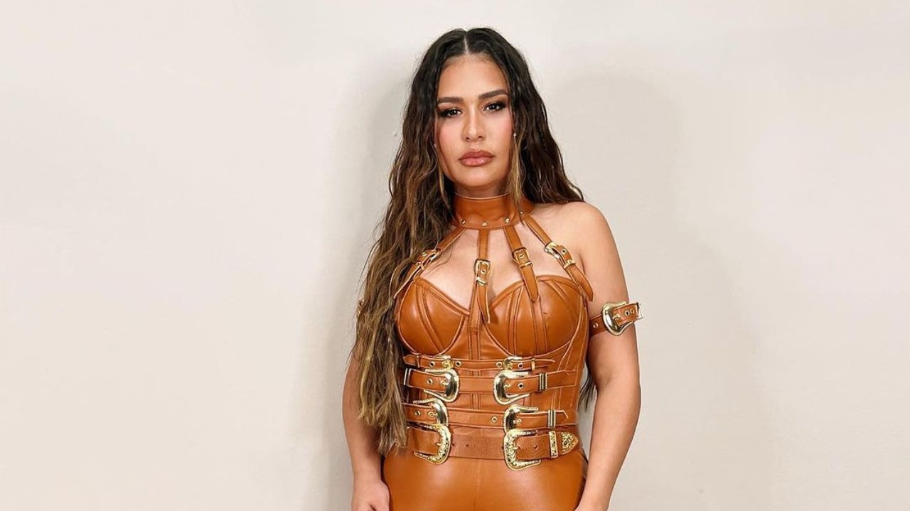 Simone Mendes volta ao palco da Festa de Barretos e rasga a calça pela segunda vez