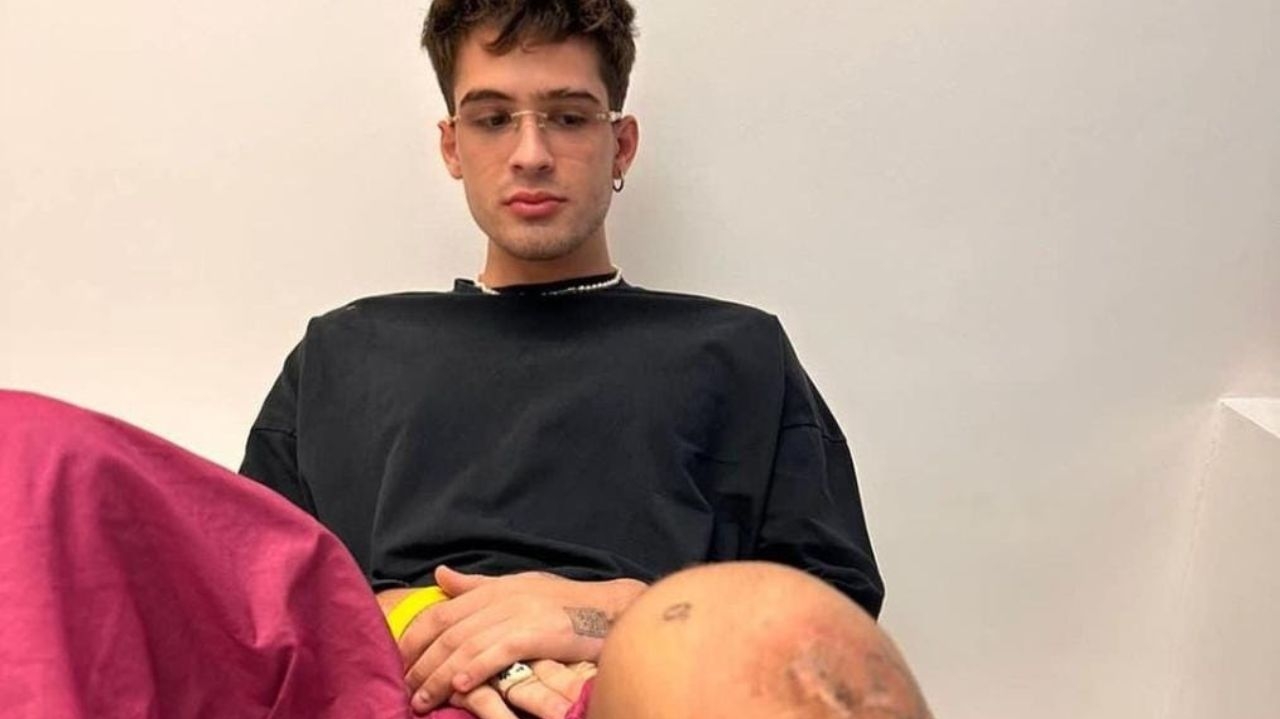 João Guilherme mostra como ficou cicatriz após cirurgia no joelho: “Abraçando trapalhadas”