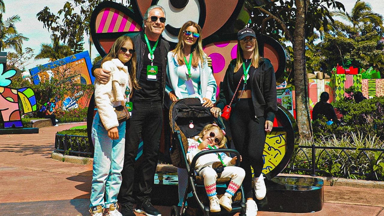 Roberto Justus curte Beto Carrero World ao lado da família