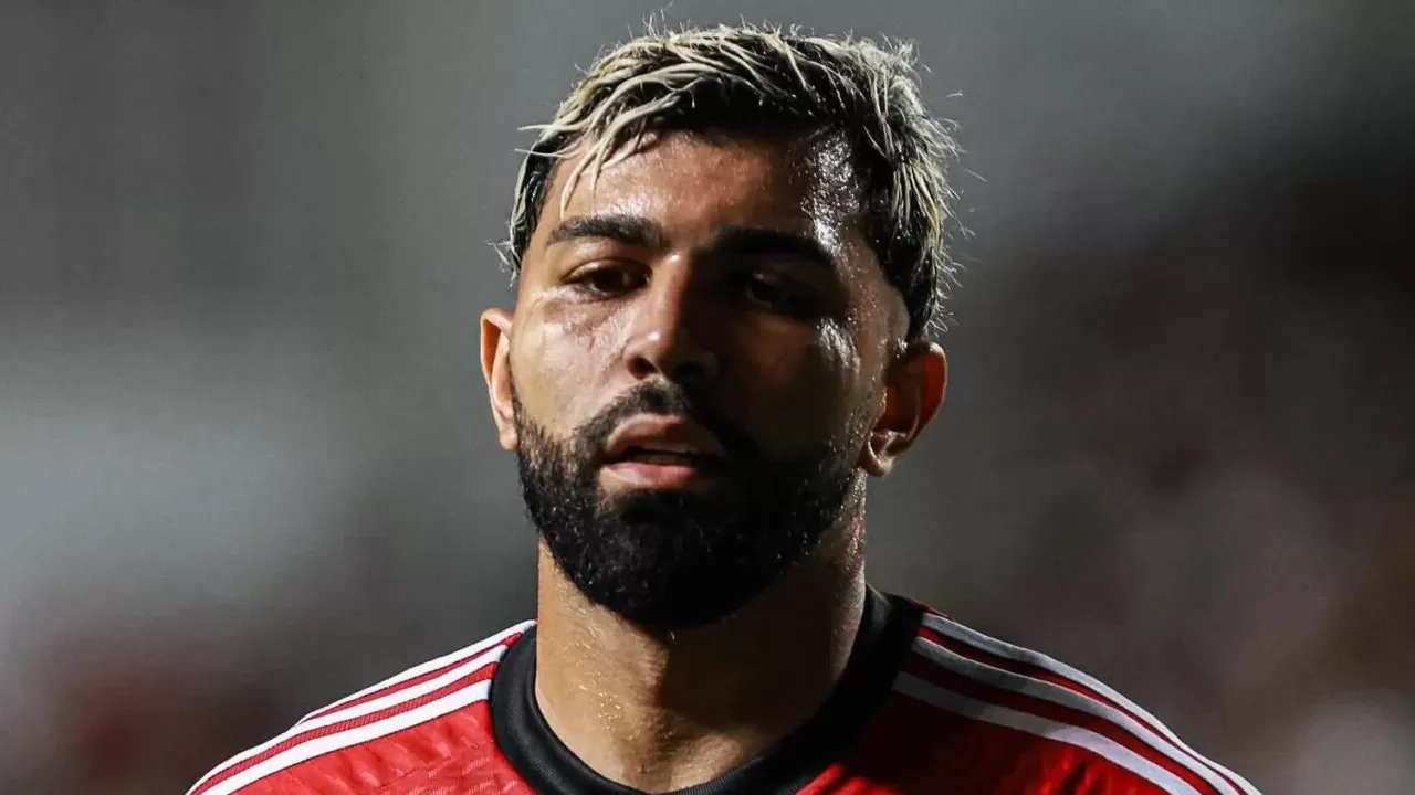 Torcedores do Flamengo fazem protestos no local da festa de Gabigol