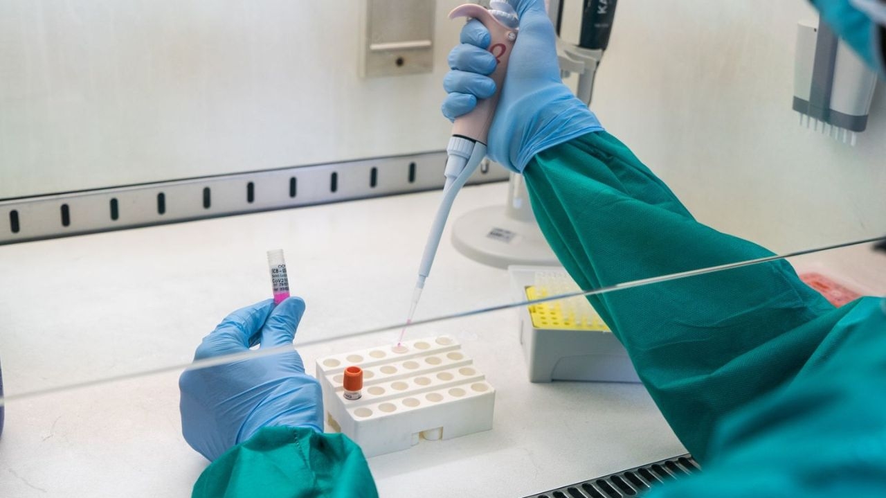 Agência Europeia aprova vacina Pfizer/BioNTech para nova variante Ômicron