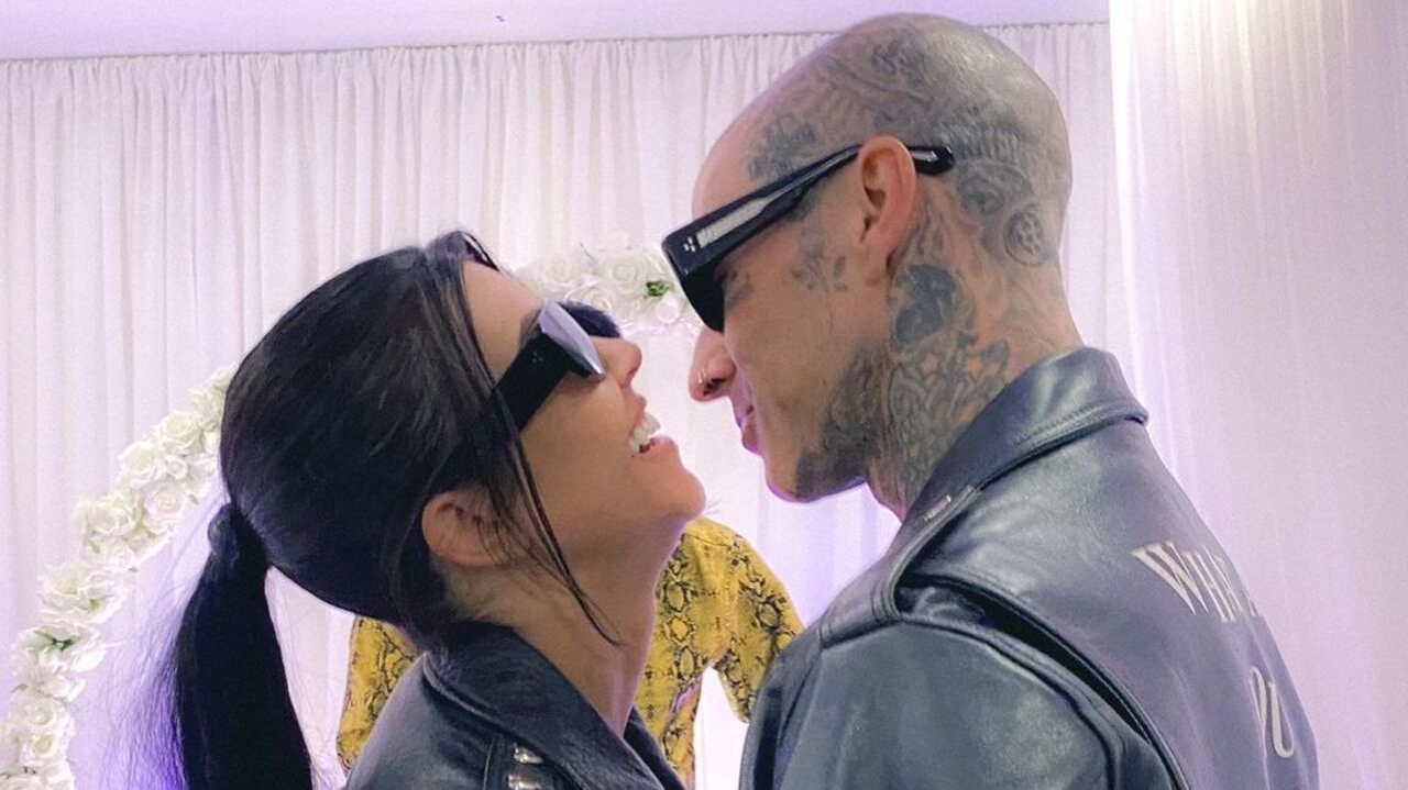 Blink-182 adia turnê por emergência familiar de Travis Barker