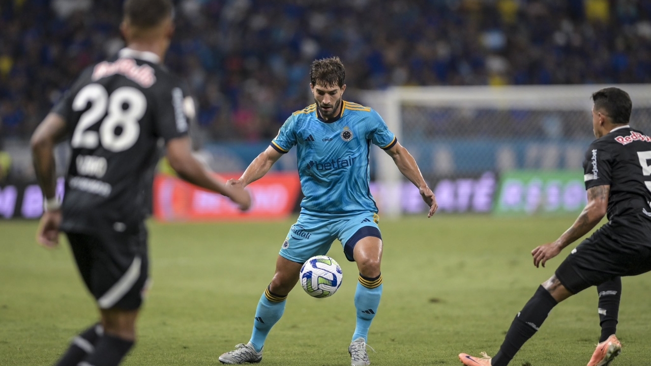 Ainda sem técnico, Cruzeiro empata com Bragantino no Mineirão