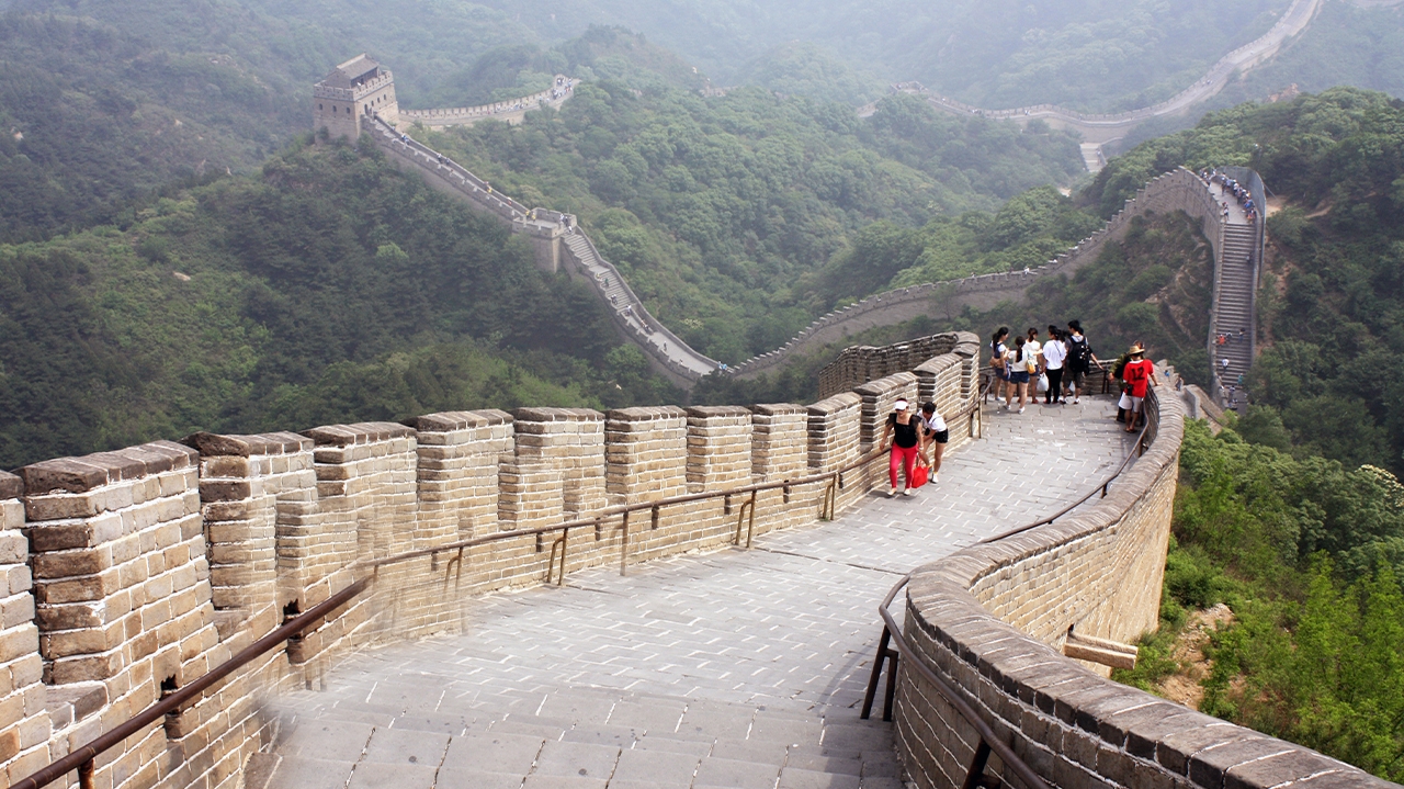 Homens criam abertura na Grande Muralha da China e causam danos irreparáveis