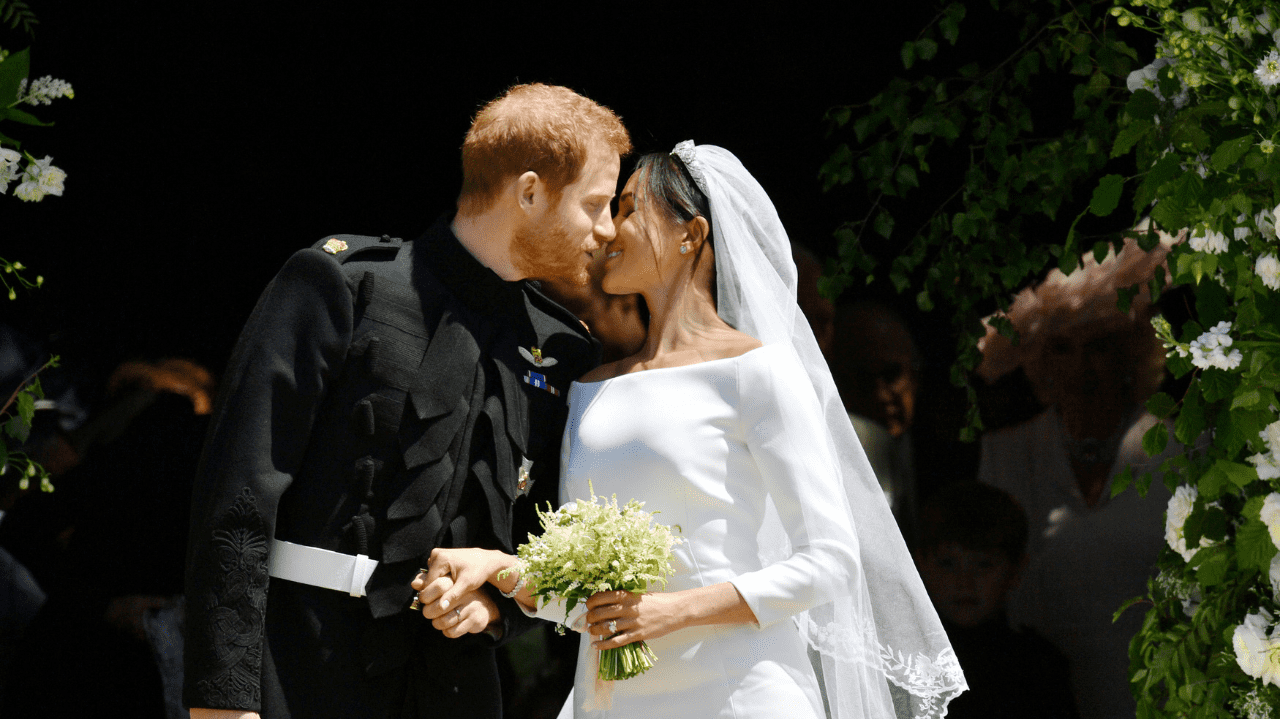 Estilista traz novos detalhes do vestido de casamento de Meghan Markle após cinco anos