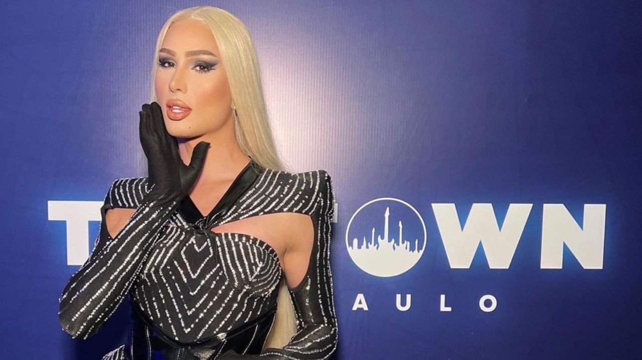 Iggy Azalea presenteia fã com look usado no The Town