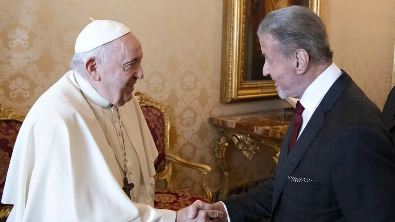 Sylvester Stallone encontra Papa Francisco em visita ao Vaticano