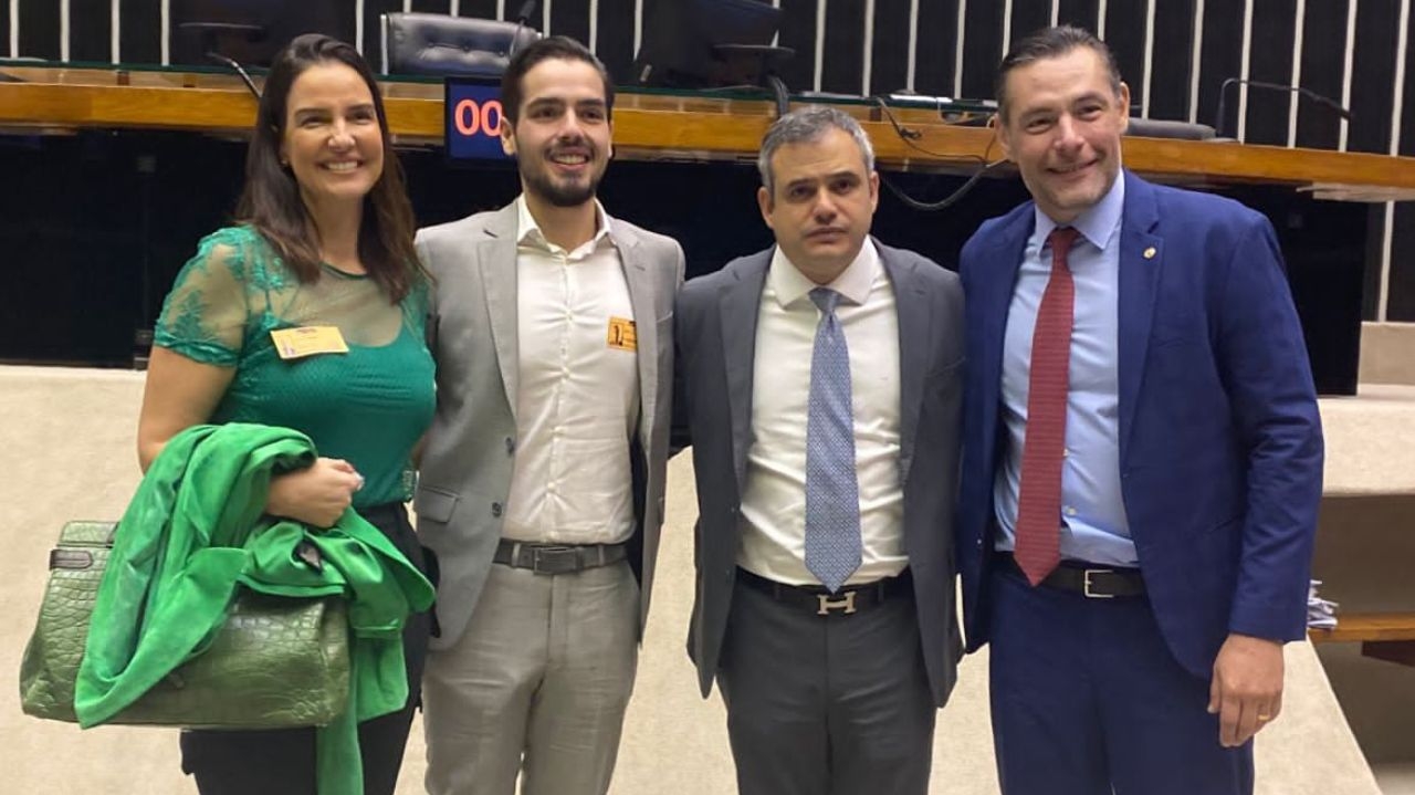 Filho e esposa de Fausto Silva apoiam projeto de lei em Brasília