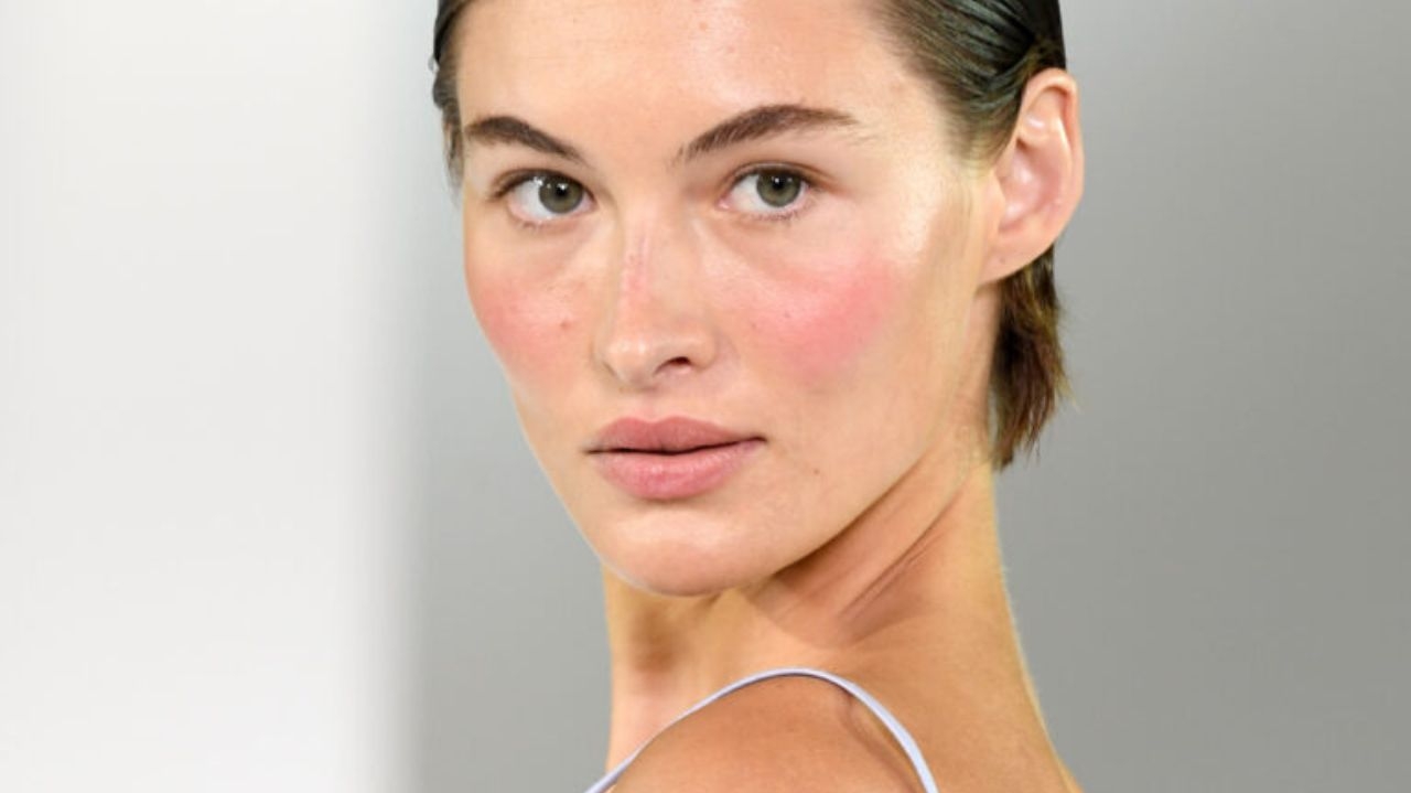As 5 maiores tendências de maquiagem para o verão 2024 de acordo com a NYFW