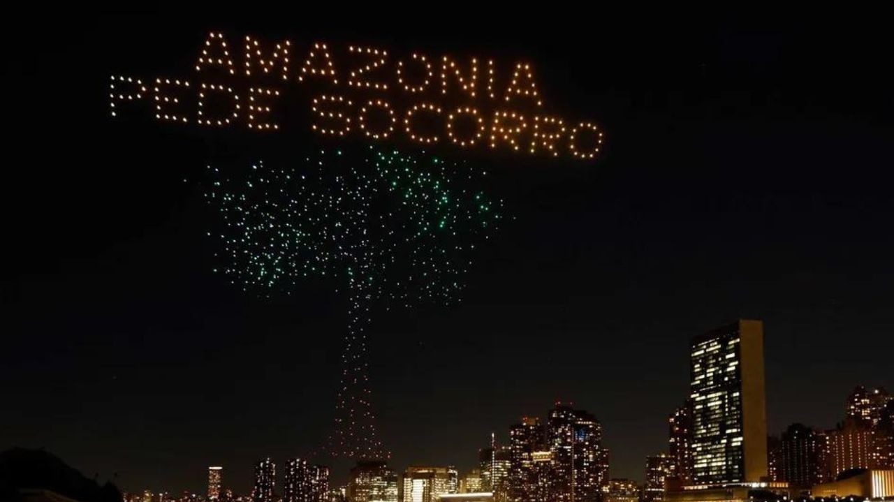 Drones iluminam Nova York em uma iniciativa de conscientização em prol da preservação da floresta amazônica