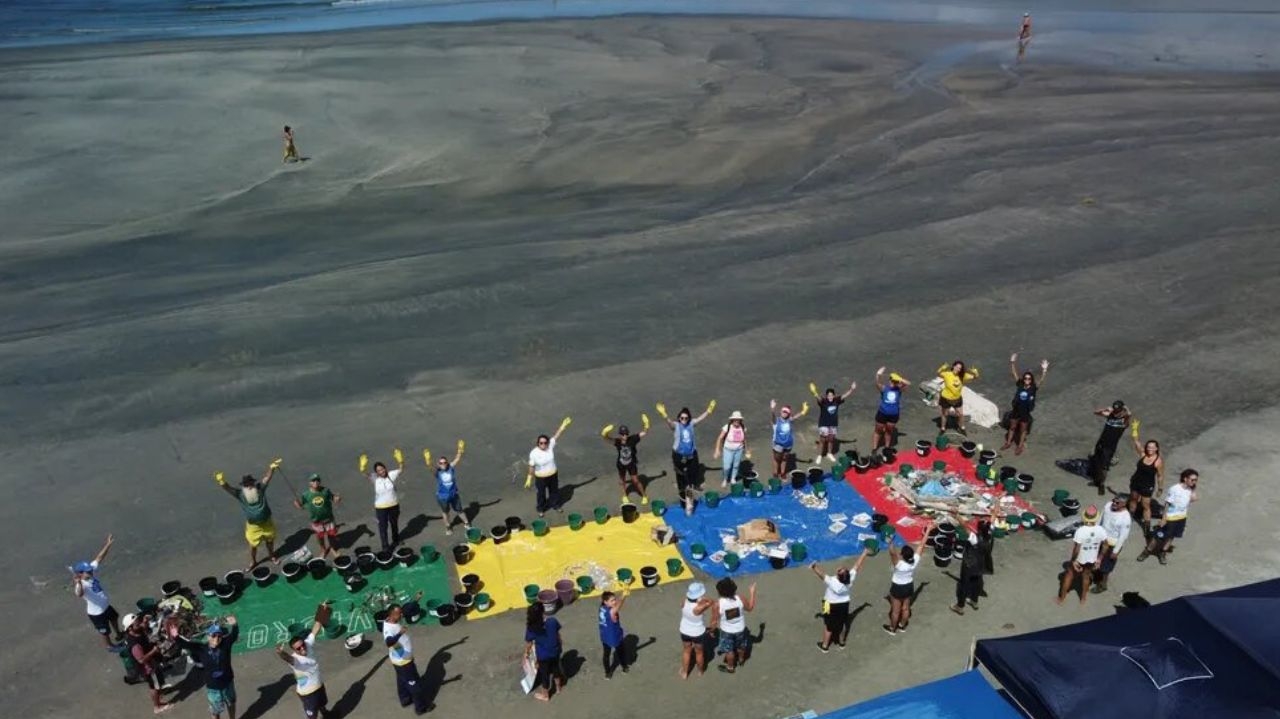 Limpeza em praias do Litoral Norte de SP recolhe mais de 300 quilos de lixo