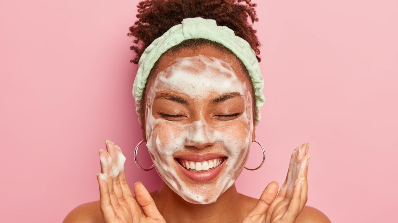 Efeito Glossy: saiba como conquistar a pele que promete ser o “must have” da beleza