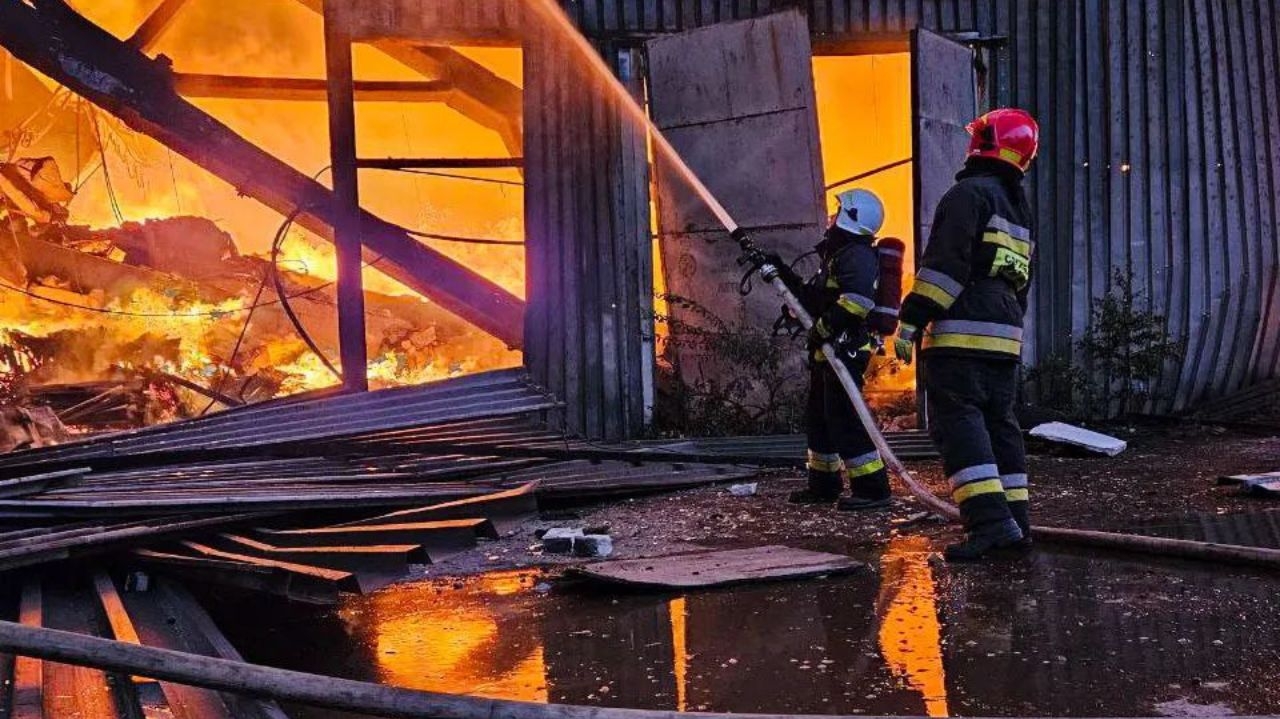 Ataques com drones na Ucrânia causam incêndios e mortes