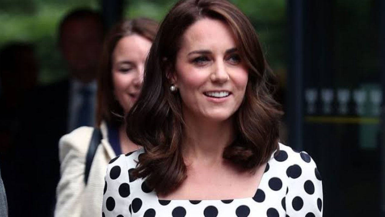 Kate Middleton chama atenção ao usar vestidos de bolinhas com frequência