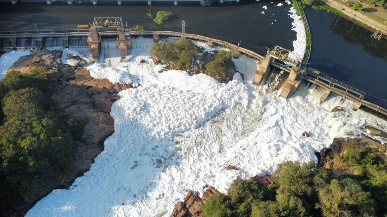 Cresce mancha de poluição no Rio Tietê