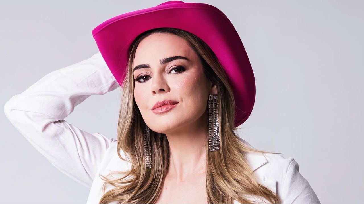 Rachel Sheherazade considera desistir do reality show e fica emocionada ao relatar motivo