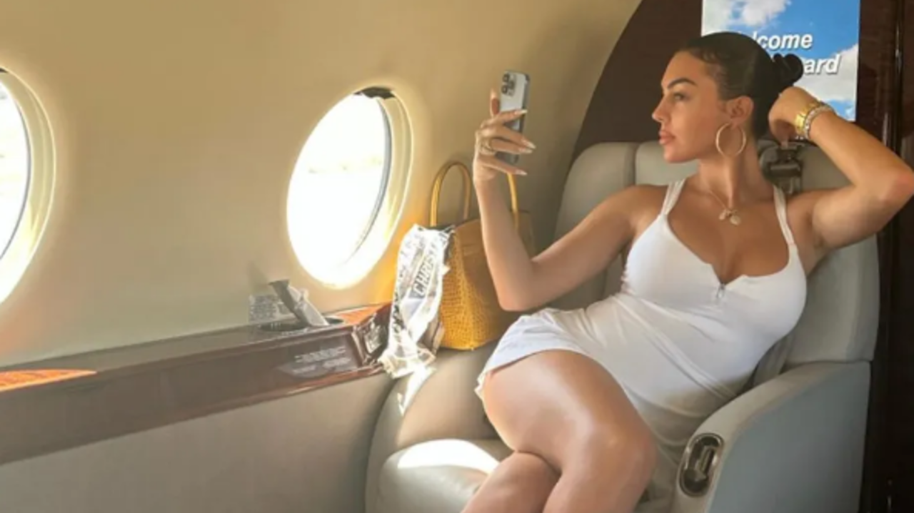 Georgina Rodríguez enlouquece fãs ao postar foto em jatinho de Cristiano Ronaldo