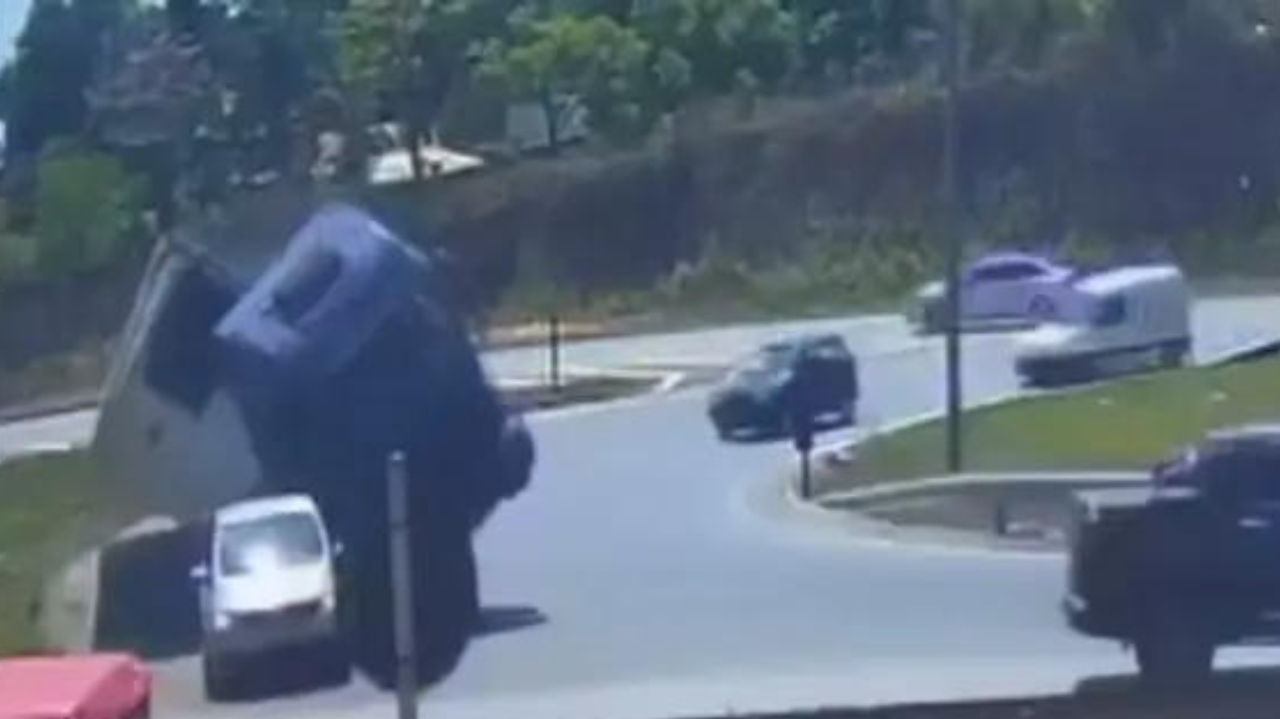 Carreta tomba e cai sobre carro na BR-040 na Grande BH