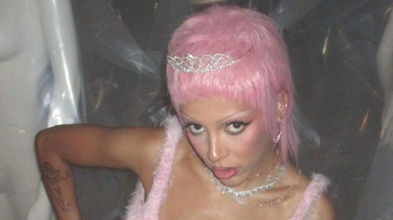 “Scarlet”: novo álbum de Doja Cat tem baixa aprovação no Pitchfork