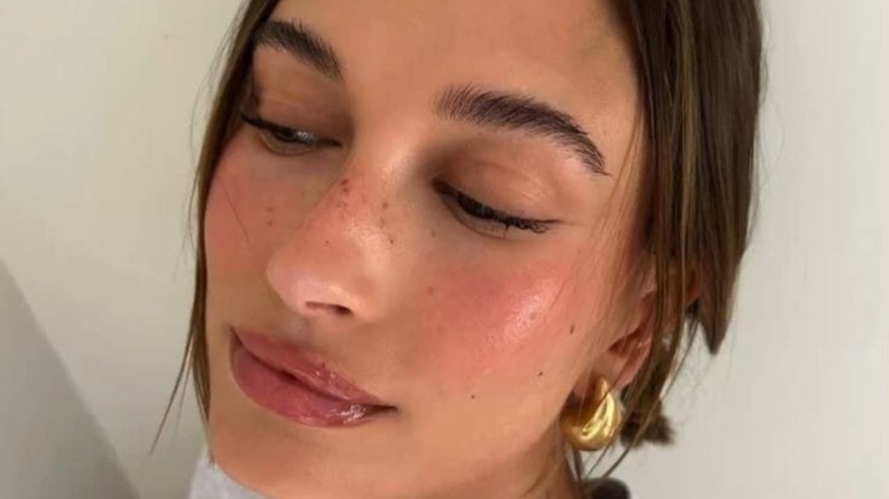 Strawberry makeup: itens de maquiagem para reproduzir a tendência do momento