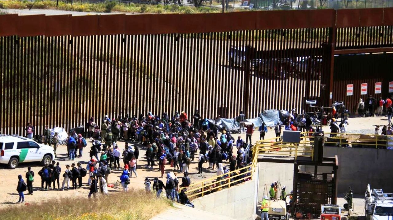 México e EUA assinam acordo para dispersar imigrantes das fronteiras