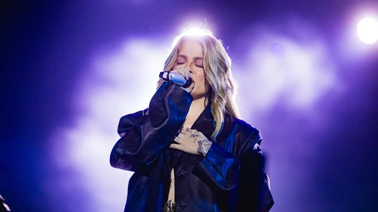 Luísa Sonza altera letra e dedicatória de “Chico” em primeiro show após o término