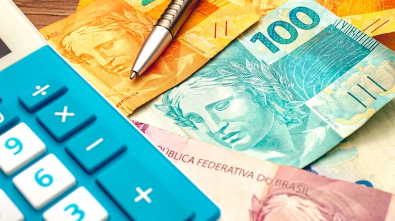 Déficit do governo cai em agosto, mas ainda preocupa