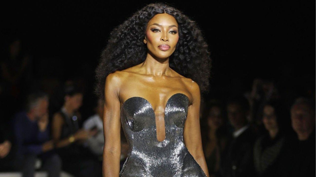 Naomi Campbell se emociona em desfile na Paris Fashion Week