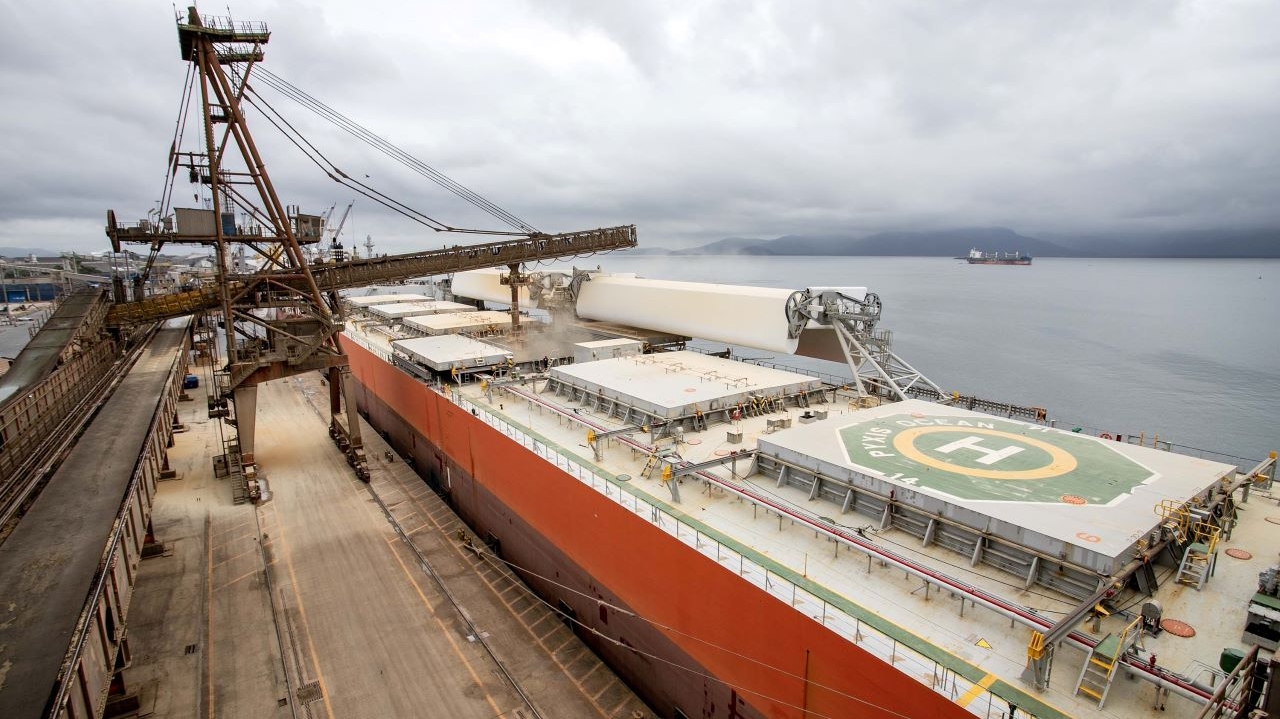 Navio movido a energia eólica completa sua viagem inaugural