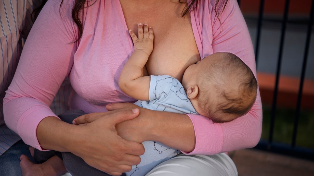 Outubro Rosa: é possível amamentar durante o tratamento de câncer