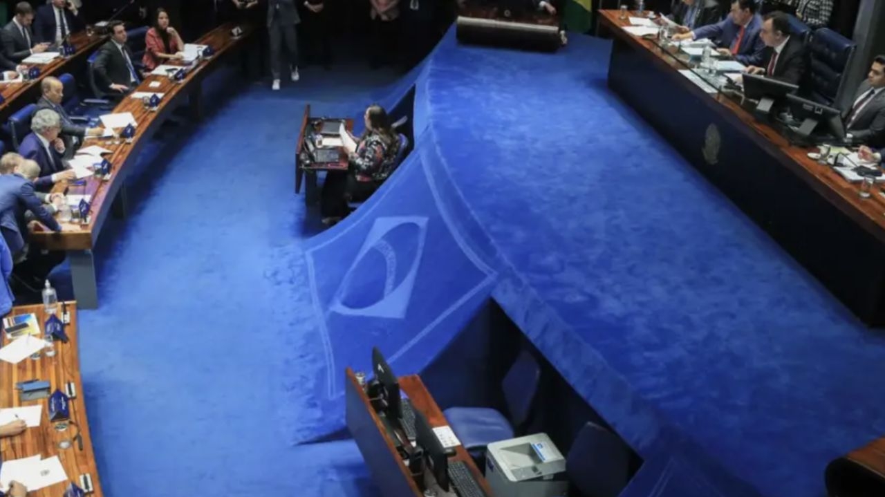 Senado aprova texto base de juros do cartão e continuação do Desenrola