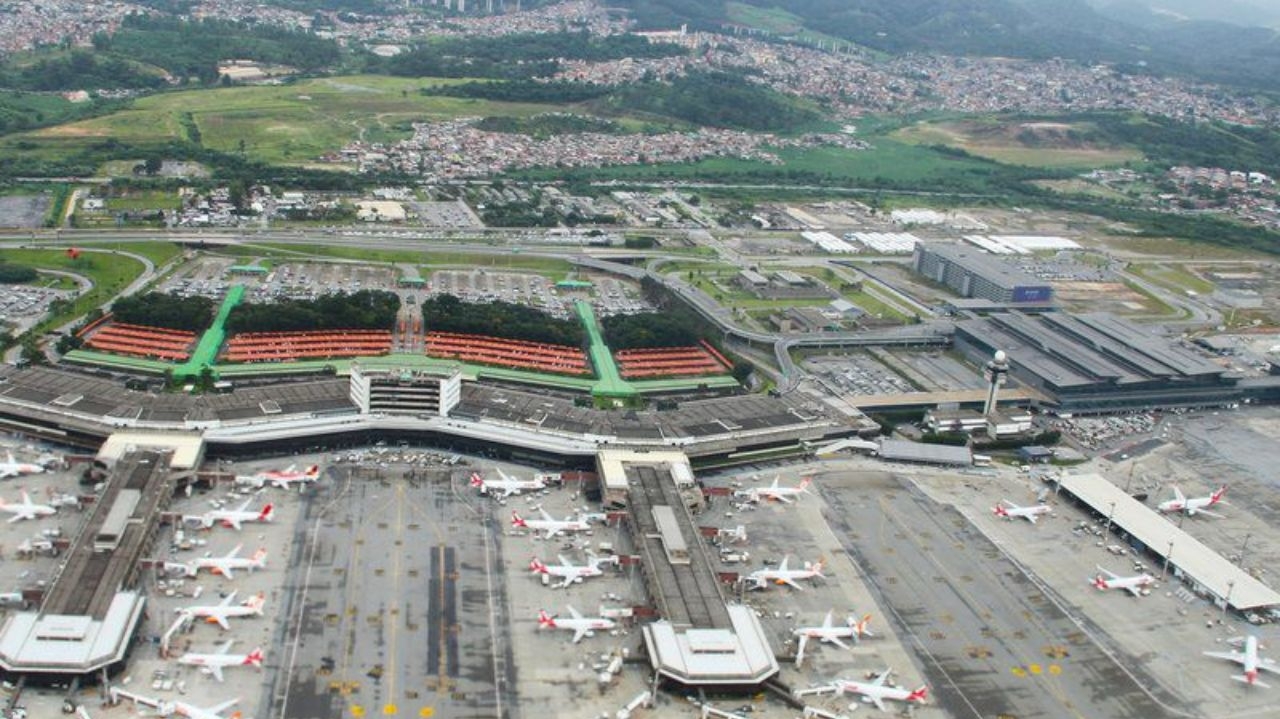Terceirizados do aeroporto de Guarulhos entram em greve devido a proibição do uso de celulares