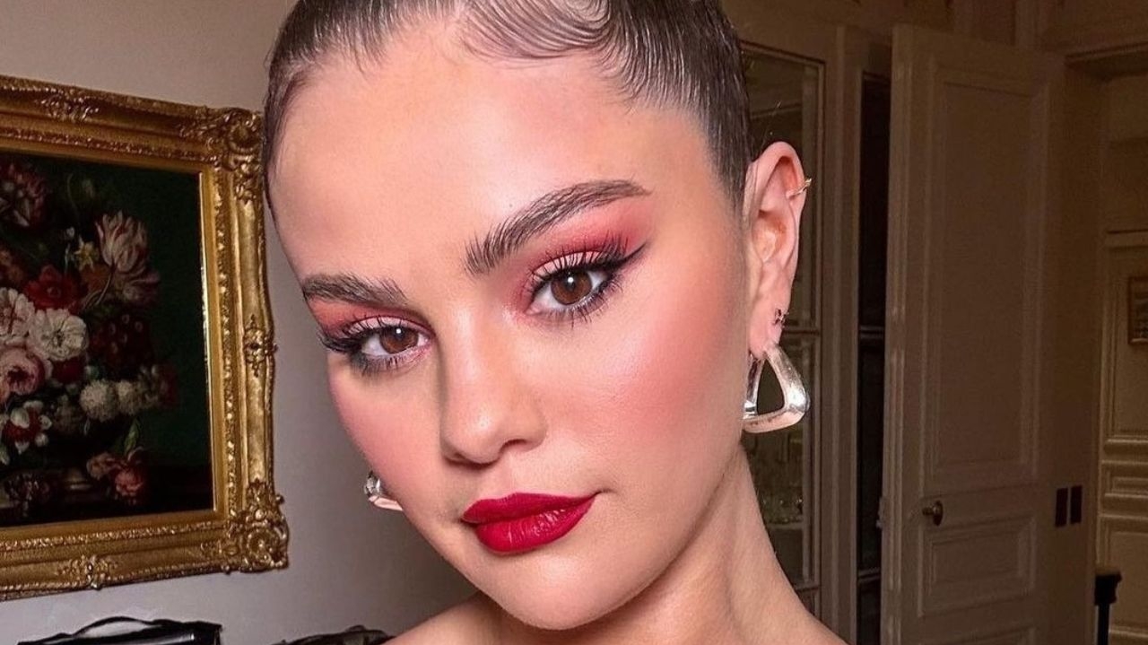 Selena Gomez usa coque floral na Paris Fashion Week