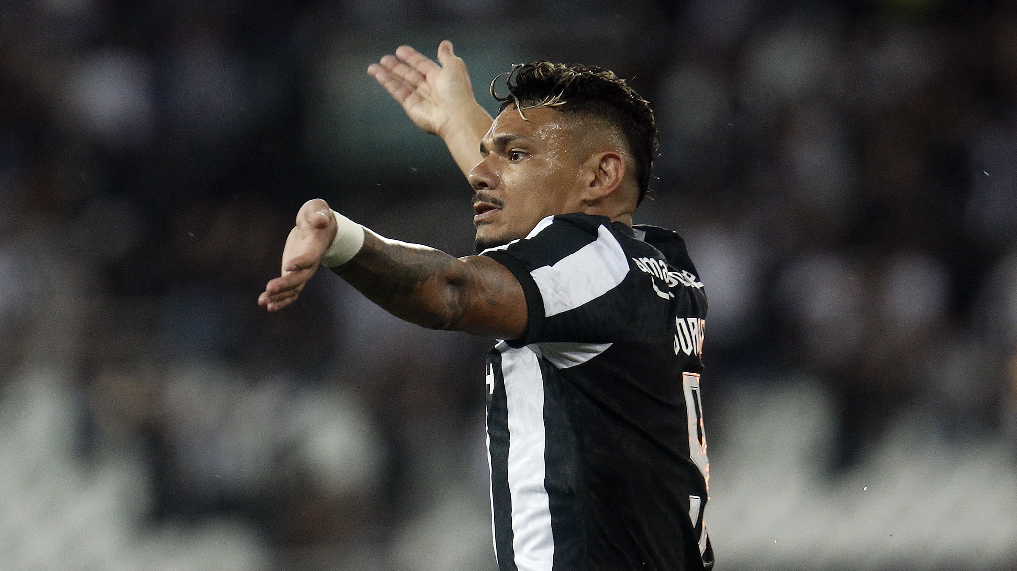 Tiquinho Soares no banco gera reação negativa no elenco do Botafogo