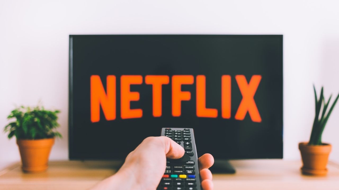 Após fim da greve de atores, Netflix decide aumentar preços de assinaturas