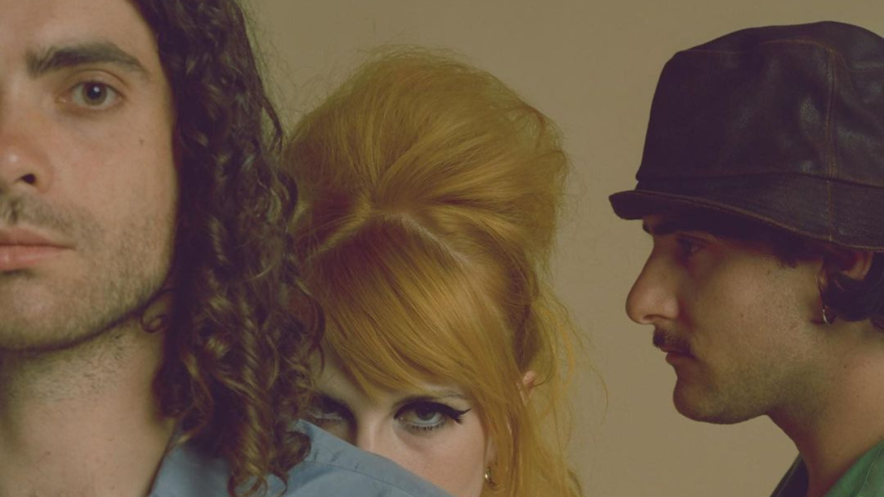 Paramore lança álbum remix de “This Is Why” com faixa inédita e participações especiais