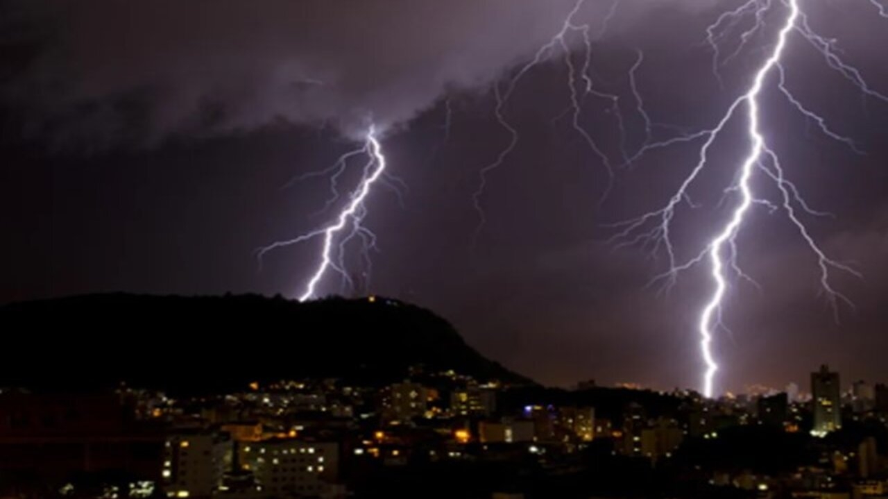 Chuva de raios: mais de 3 mil raios são registrados em Juiz de Fora