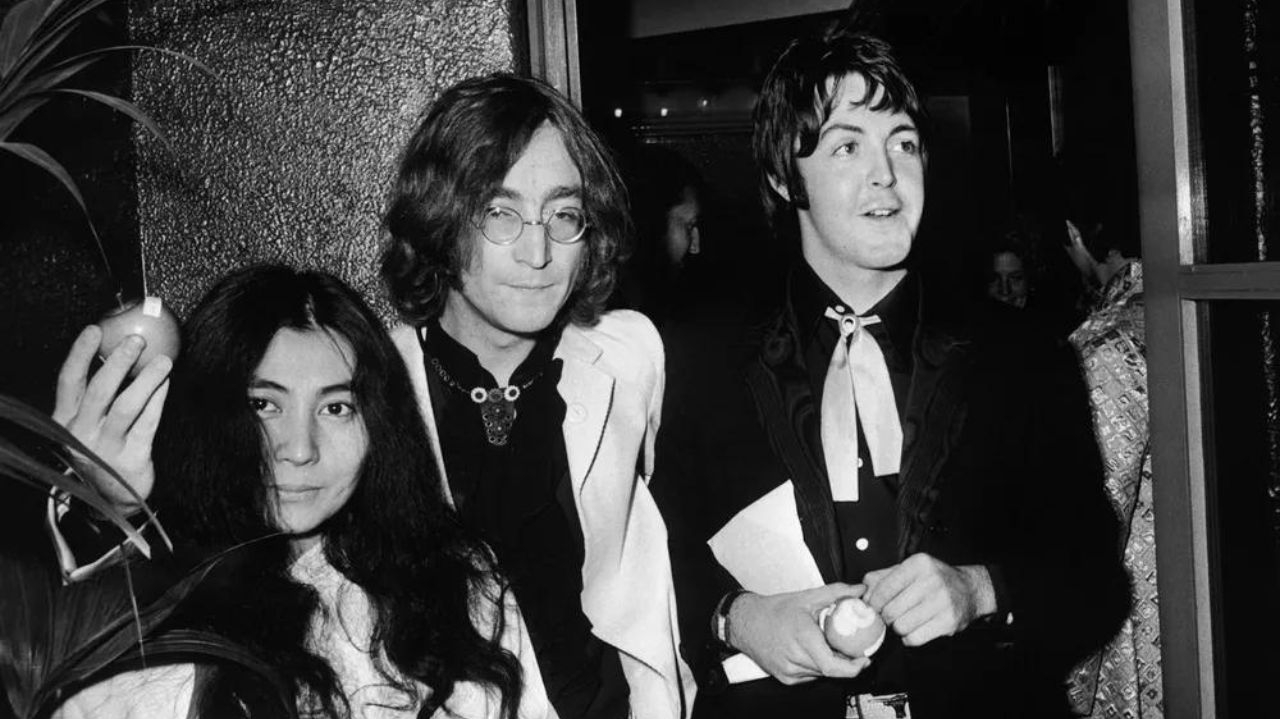 John Lennon, que faria 83 anos, foi homenageado pelo grande amigo Paul McCartney