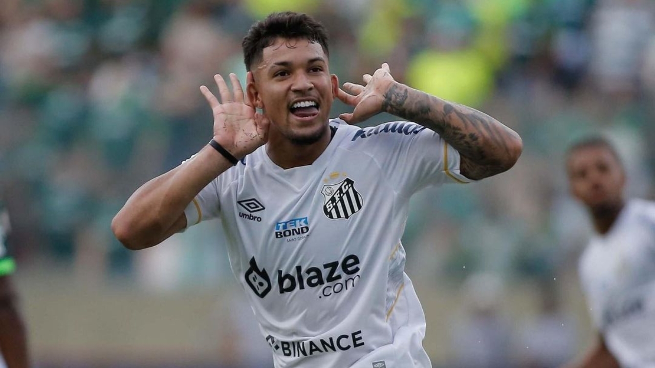 Artilheiro do Santos, Marcos Leonardo celebra marca histórica e dá novo fôlego ao time
