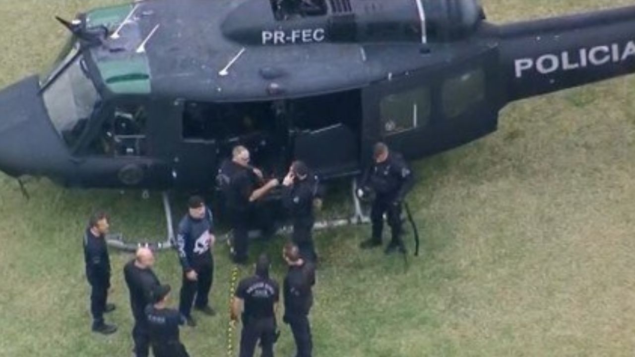 Dois helicópteros da Policia do RJ são atingidos por tiros durante operação