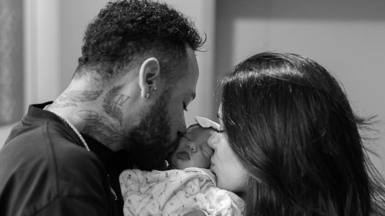 Mavie, filha de Neymar e Bruna Biancardi, aparece com os olhos abertos em um clique
