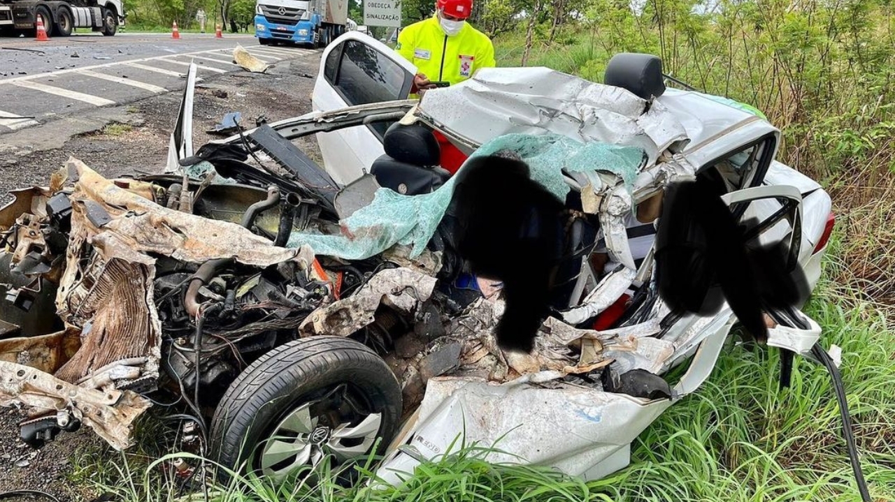 Tragédia na BR-153: colisão entre carro e caminhão deixa dois mortos e dois feridos