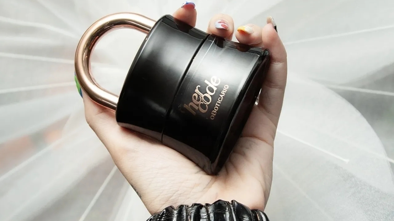 O Boticário inova com Her Code: uma linha de fragrância inspirada no prazer feminino